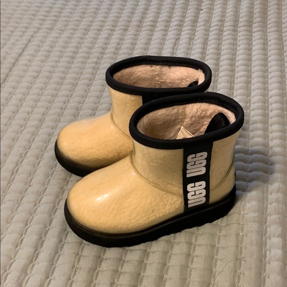 UGG Kids Clear Sherpa Boots Size 10 All occasions Uni-Sex Super Nice Pre-loved - Picture 1 of 8